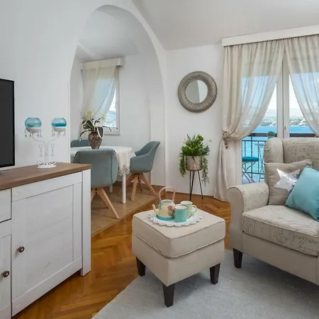 Beachfront Apartment *